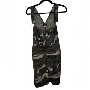 Size 32 Women’s urban outfitters BDG camp shorts overalls in excellent condition
